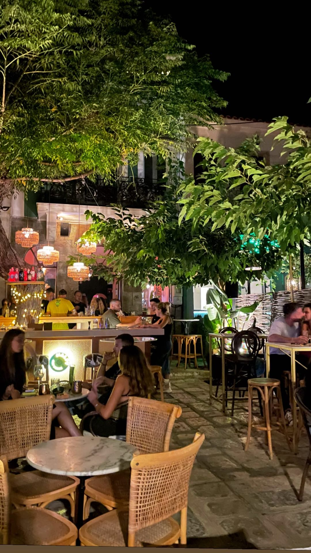בר קוקטיילים בחצר מוארת בלילה בסאמוס