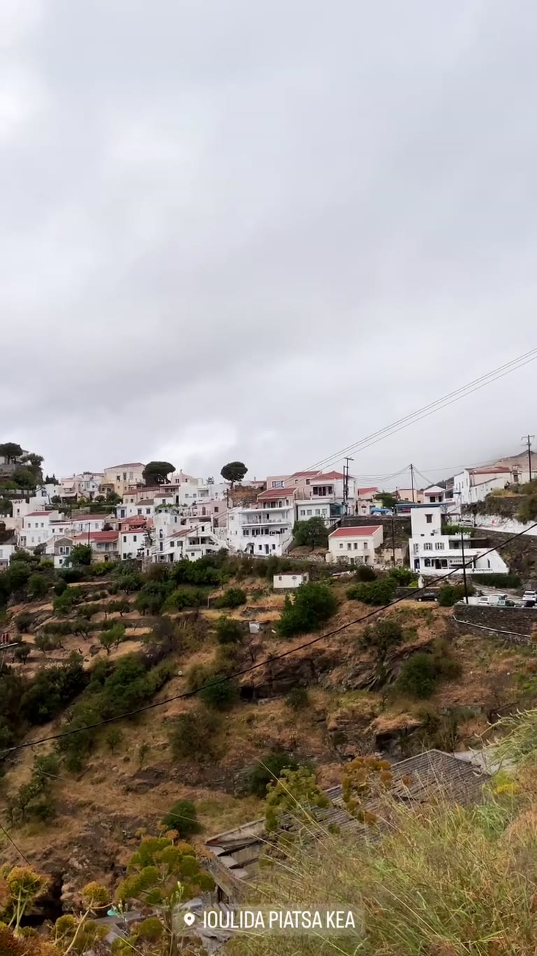 נוף מיוליס (Ioulida) בקאה ביום מעונן