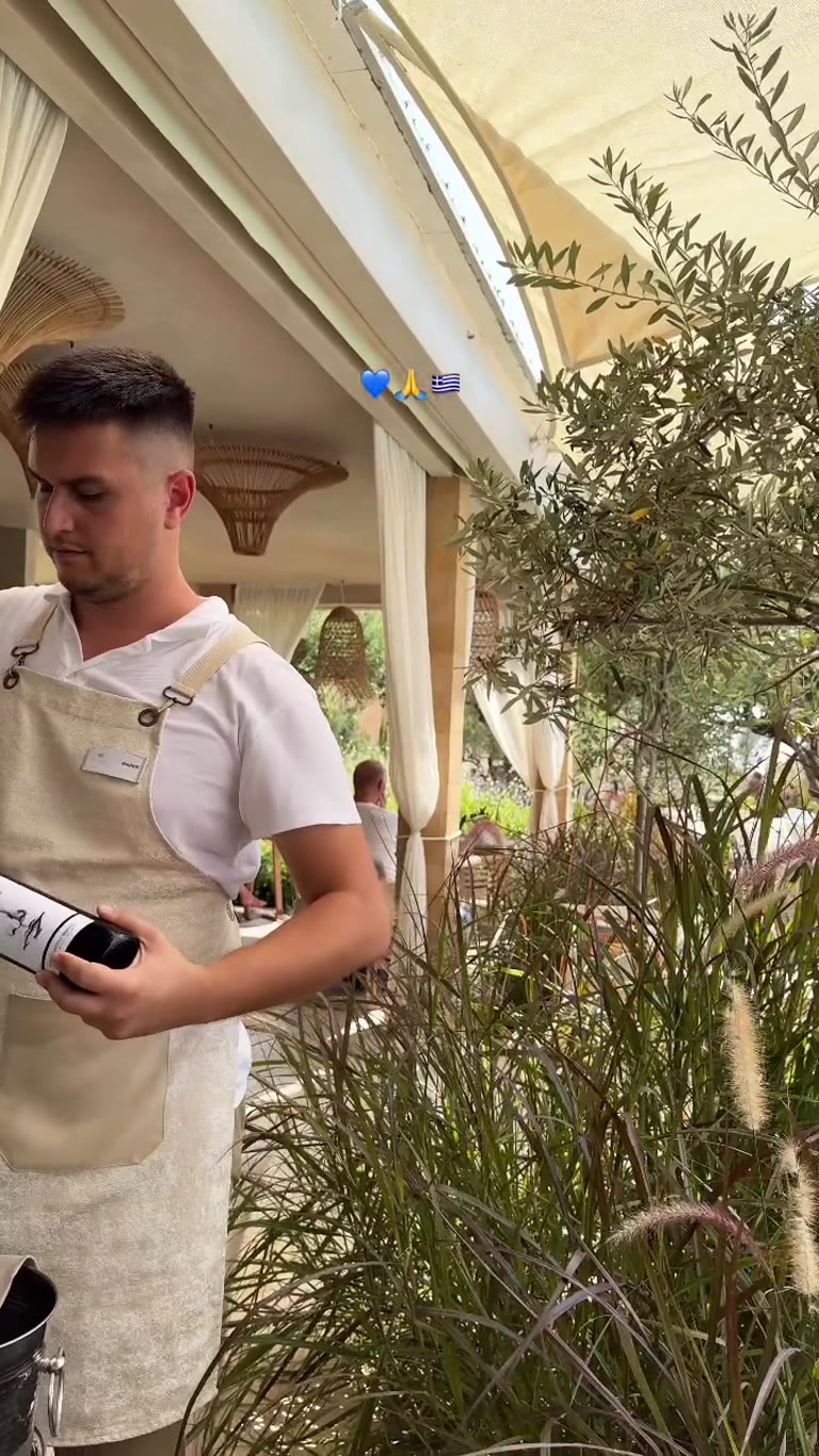 יין ליד הבריכה במלון יוקרה בקפלוניה