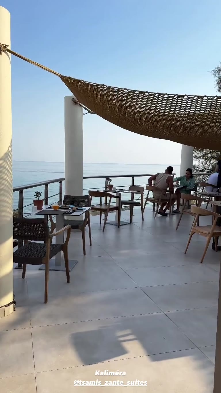 ארוחת בוקר מול הים ב-Tsamis Zante Suites