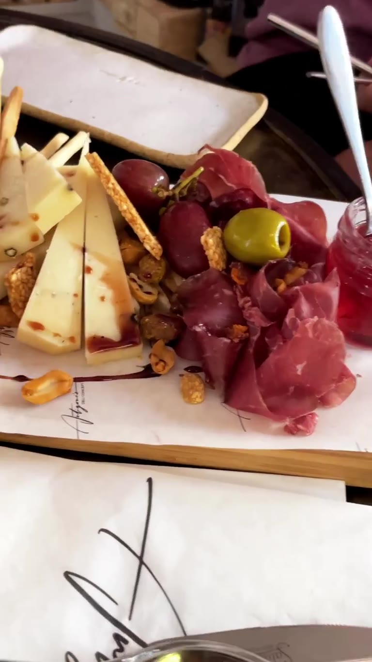 פלטת גבינות ונקניקים ב-Antigoni's Deli Concept, Pythagóreio