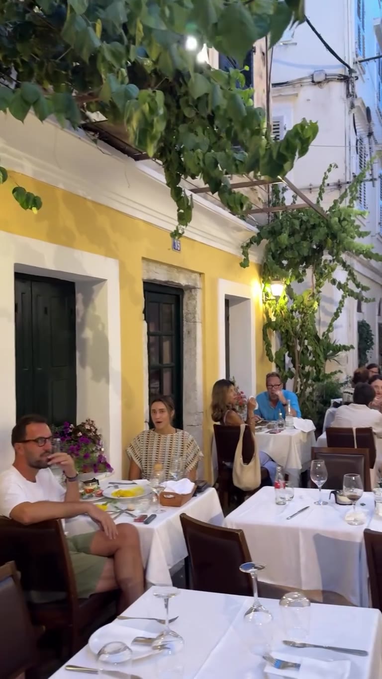ארוחת ערב בסמטאות העיר העתיקה של קורפו