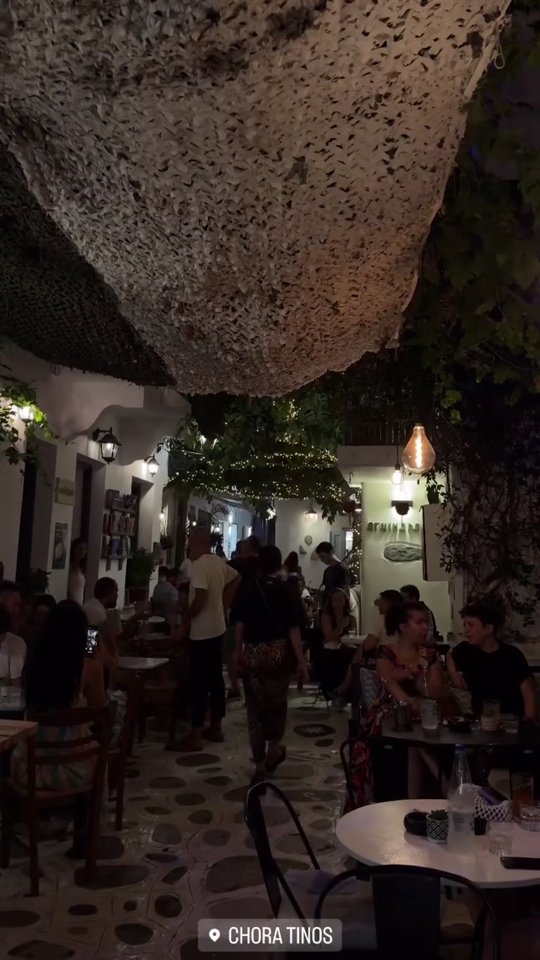סמטאות הלילה התוססות של Chora Tinos