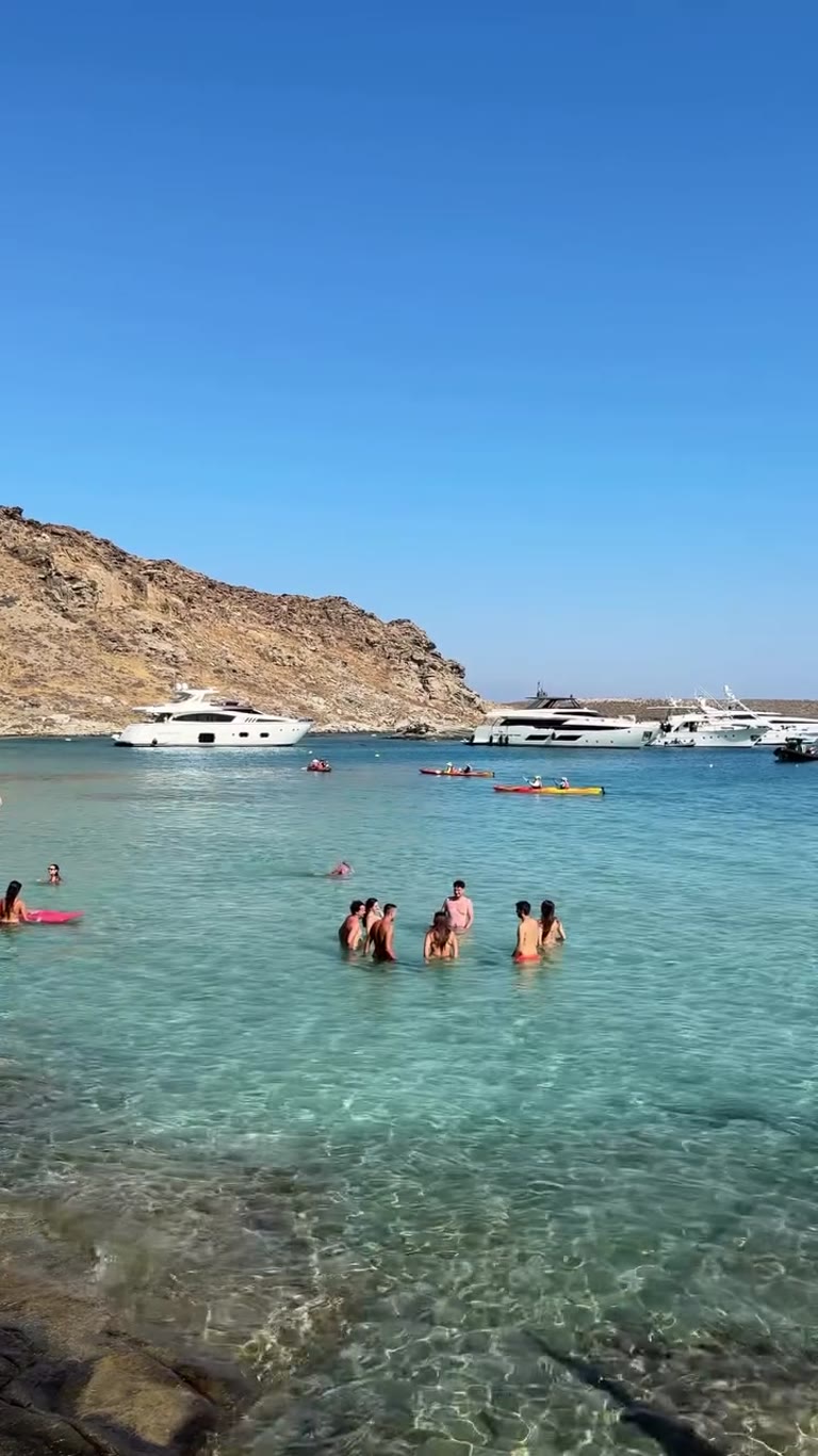 מפרץ טורקיז עם יאכטות בפארוס