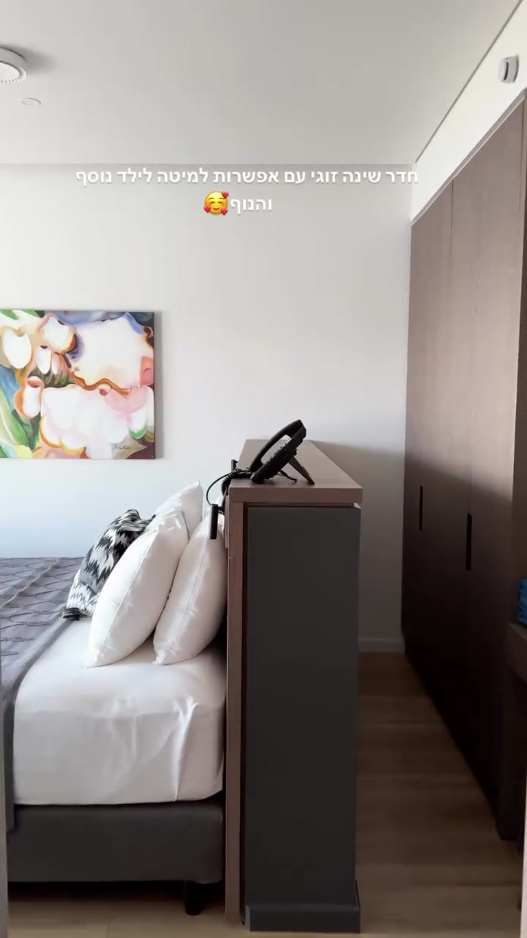 חדר זוגי עם נוף לים ובריכה בסקופלוס