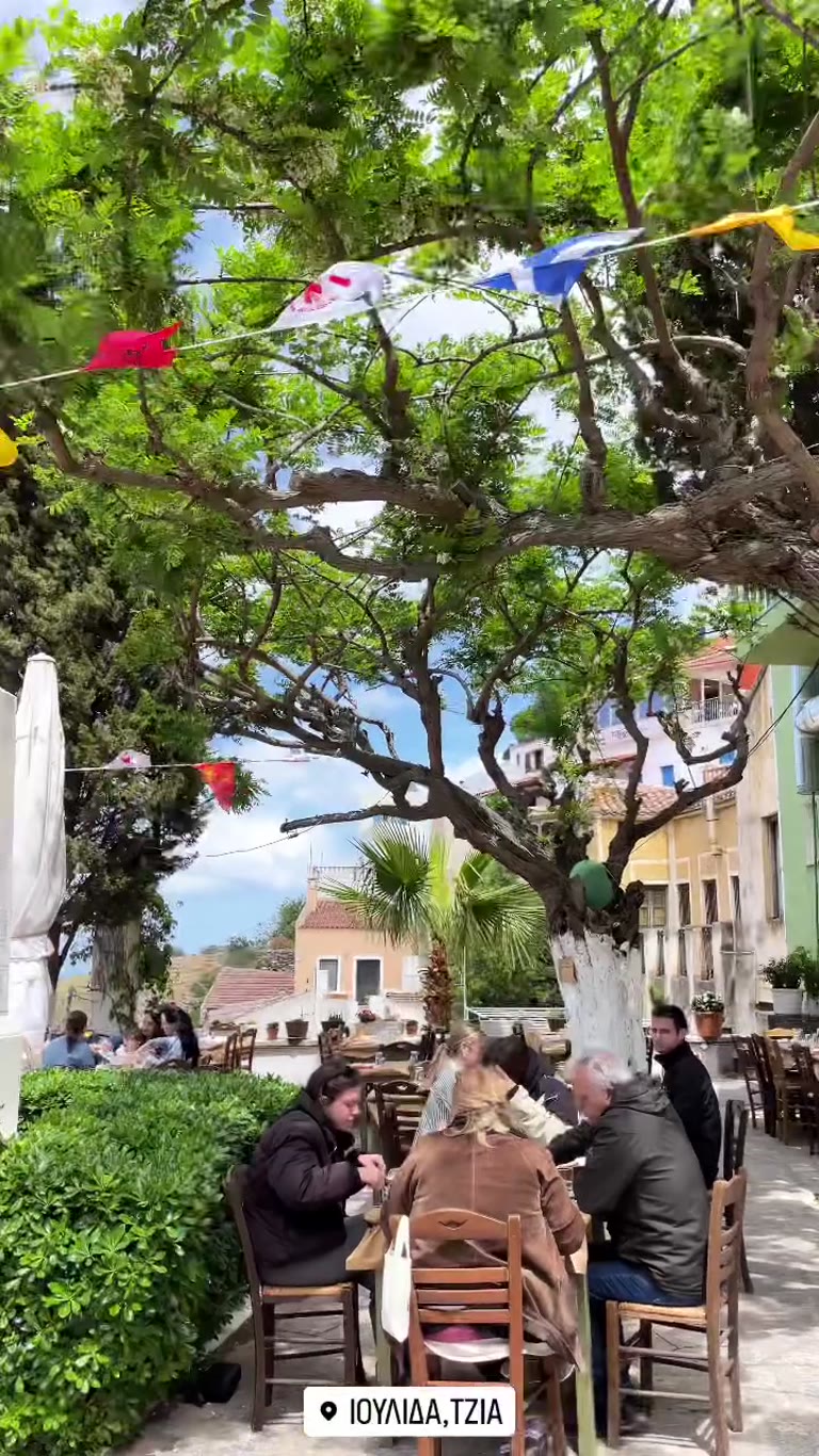 כיכר הכפר יוליδα (Ioulida) בקאה