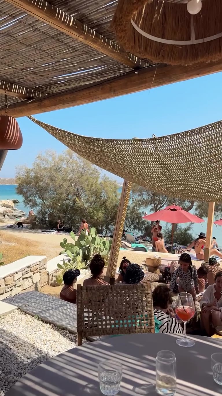 ביץ' בר Monastiri בפארוס