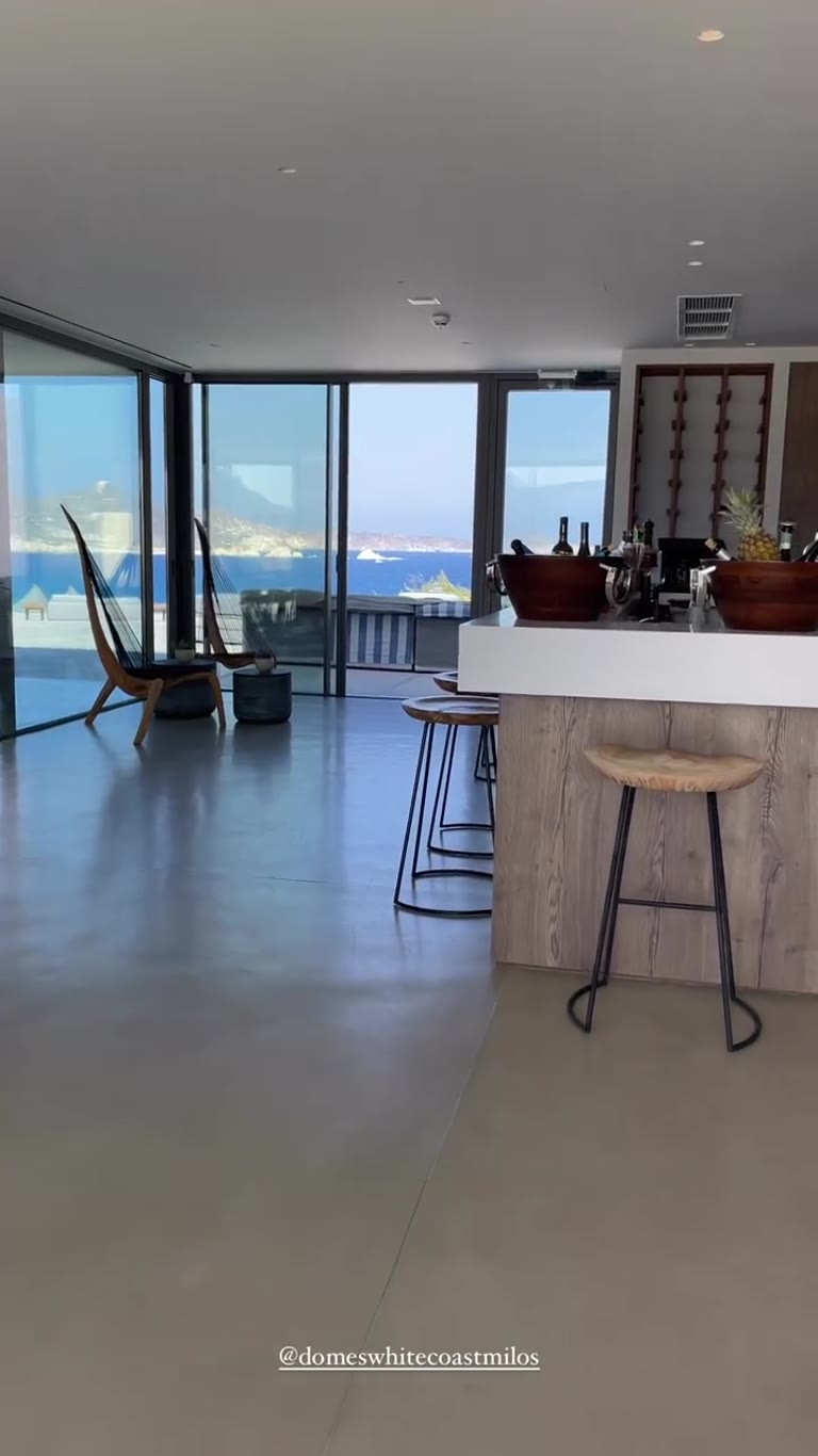 Domes White Coast Milos – לאונג' ובר עם נוף לים