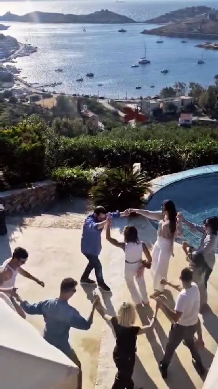 ריקוד יווני ליד הבריכה בווילה בקאה