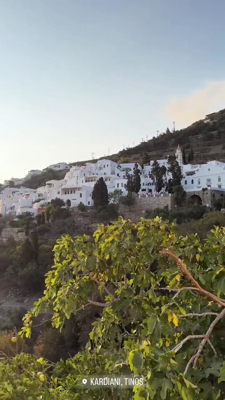 שקיעה בכפר Kardiani בטינוס