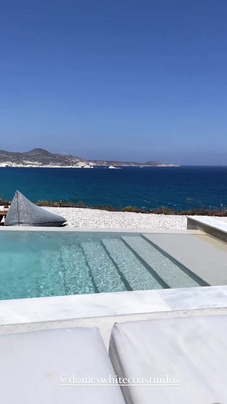 Domes White Coast Milos – בריכה מול הים