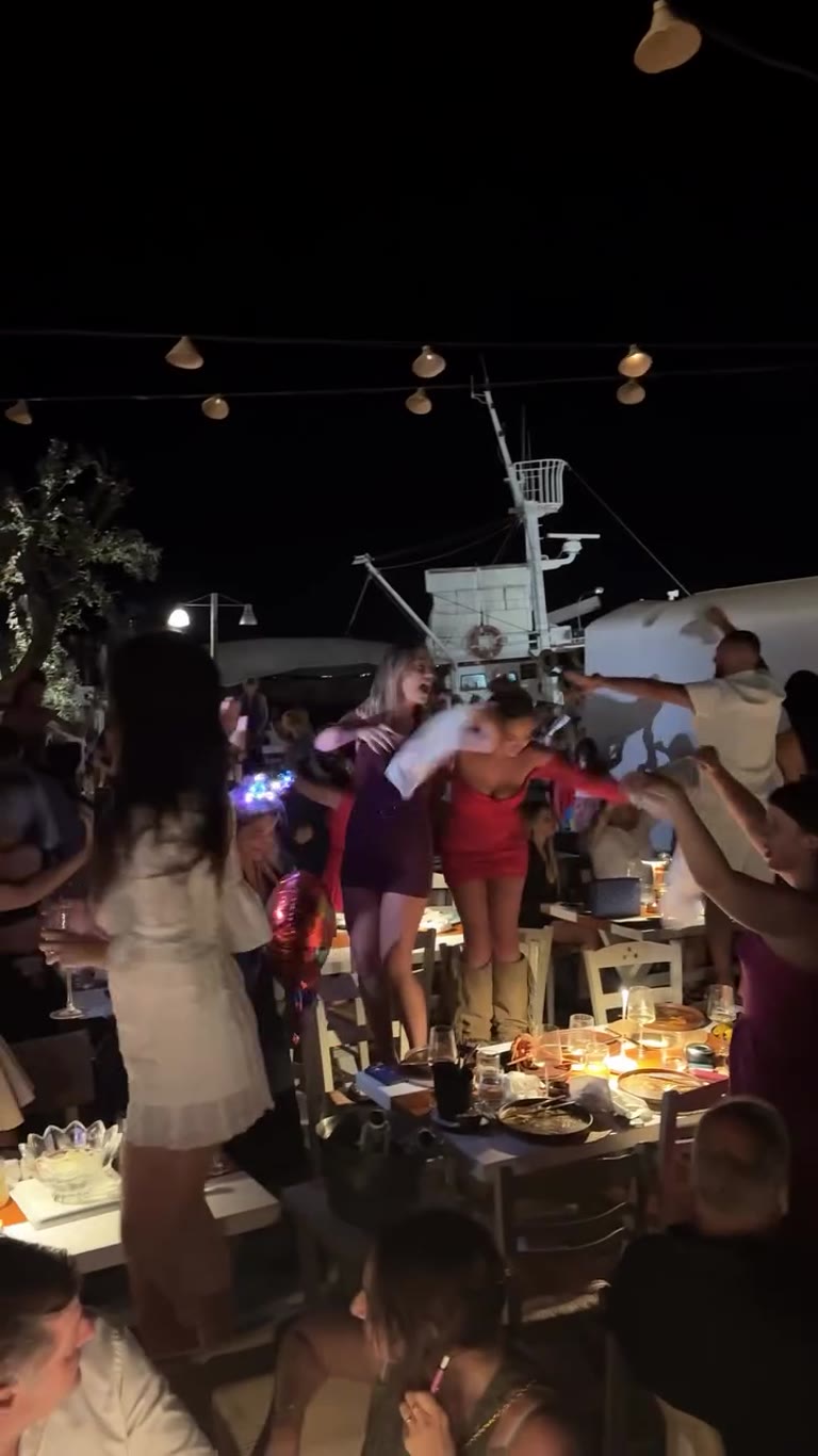 מסיבה על השולחנות בברברוסה בנמל נאוסה, פארוס