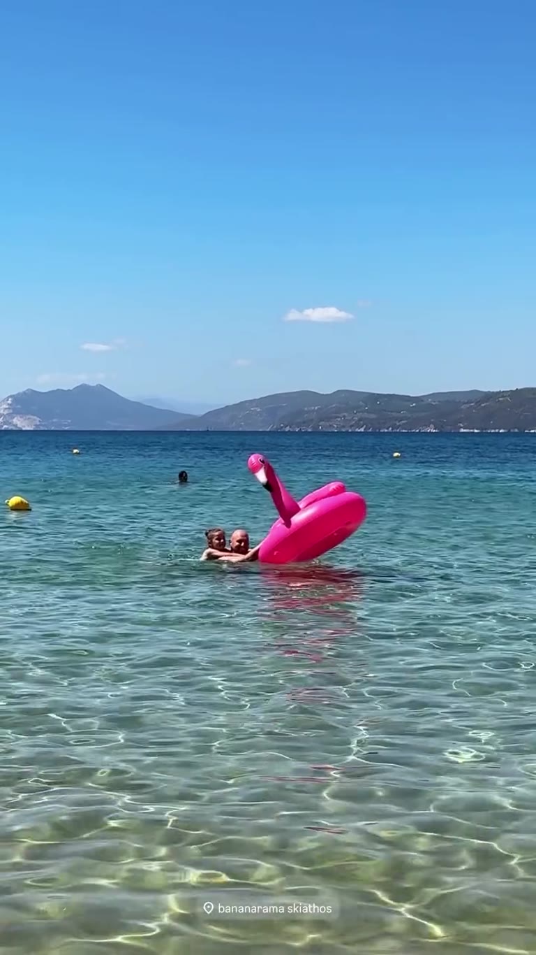 Banana Beach בסקיאתוס – מים צלולים ופלמינגו ורוד