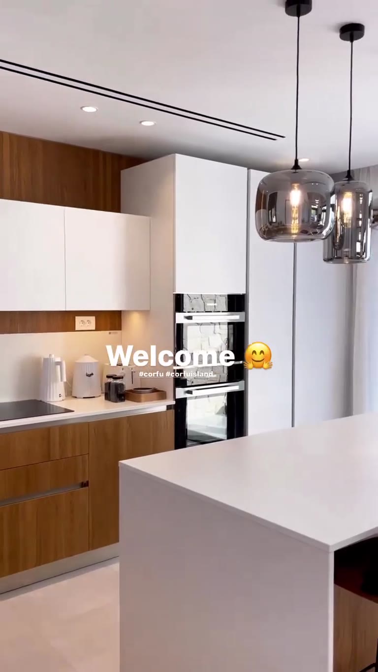 סיור בווילה יוקרתית עם נוף לים בקורפו