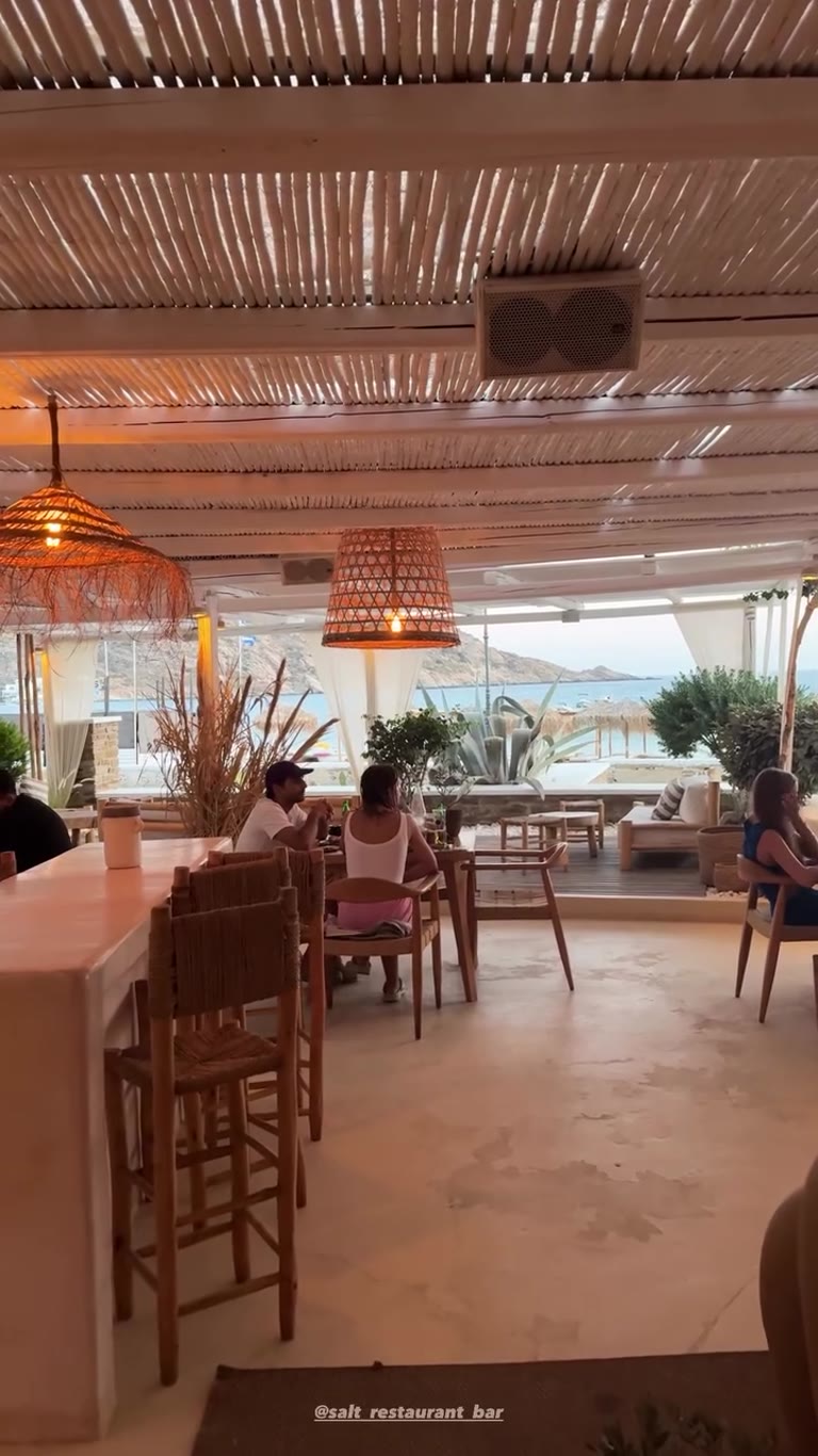 Salt Restaurant Bar באיוס – ארוחה מול הים בשקיעה