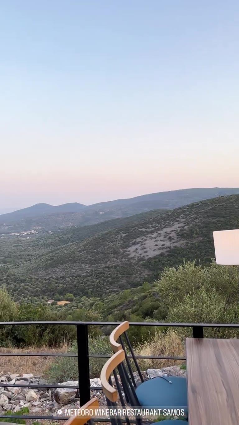 שקיעה ב-Meteoro Winebar Restaurant בסאמוס
