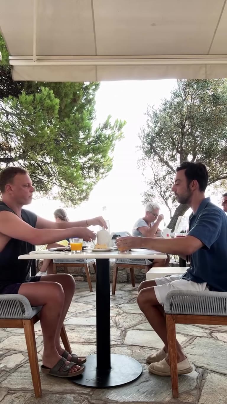 ארוחת בוקר במרפסת מוצלת בסקיאתוס