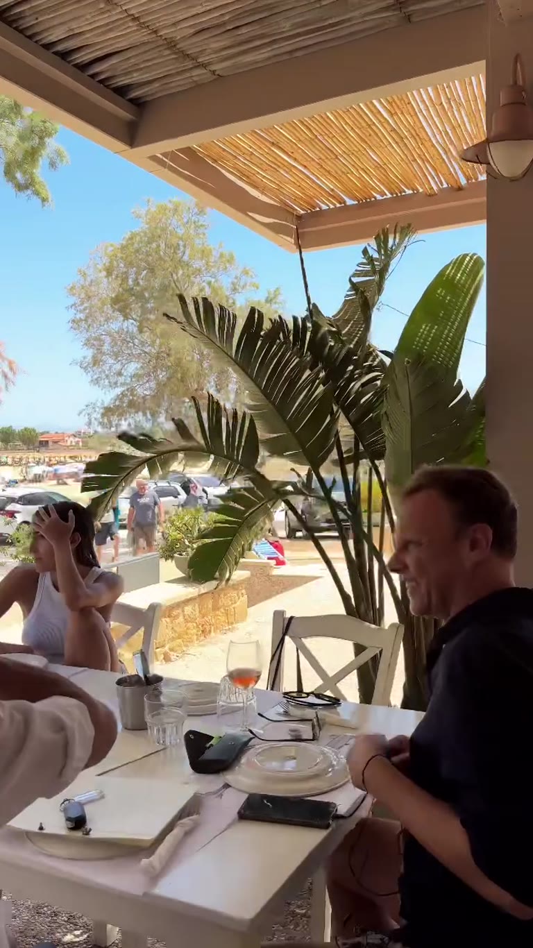 ארוחת צהריים בטברנה מול מפרץ חולי ליד חאניה