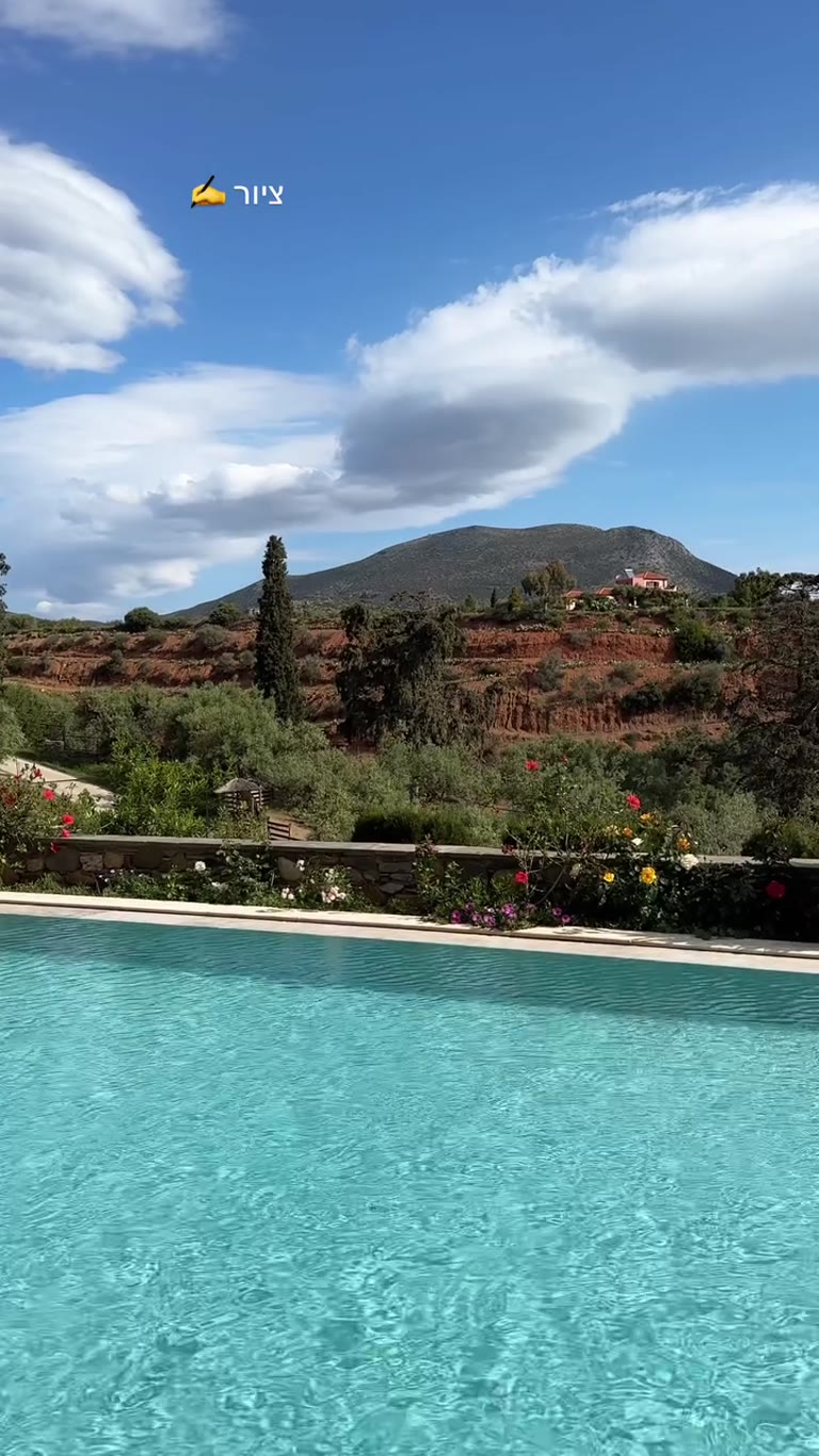 הנוף מהבריכה ב-Kinsterna Hotel, פלופונס