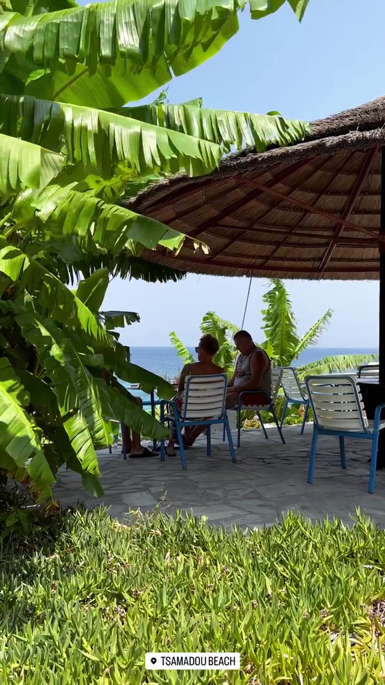 Tsamadou Beach בסאמוס – פינת צל מול הים