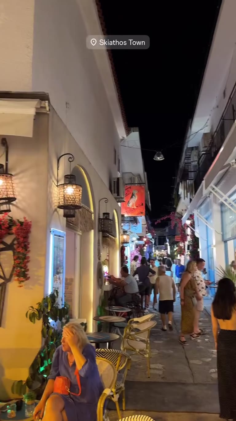 טיילת ערב בסמטאות Skiathos Town