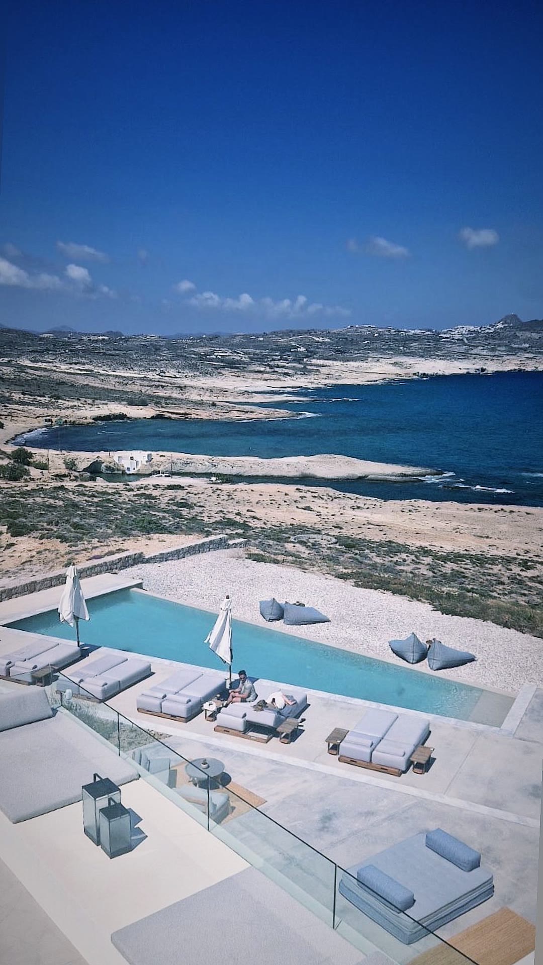 Domes White Coast Milos – בריכה מול הים