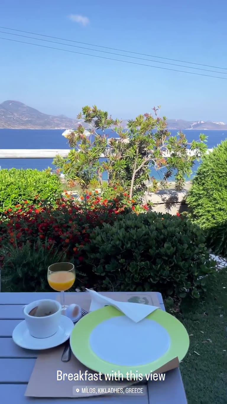 ארוחת בוקר עם נוף לים ב-Miland Suites, מילוס