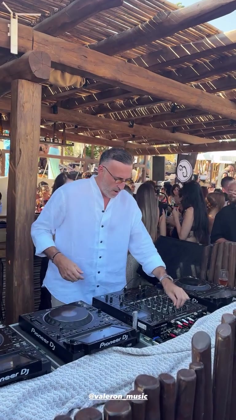 סט של DJ Valeron במועדון חוף בפארוס