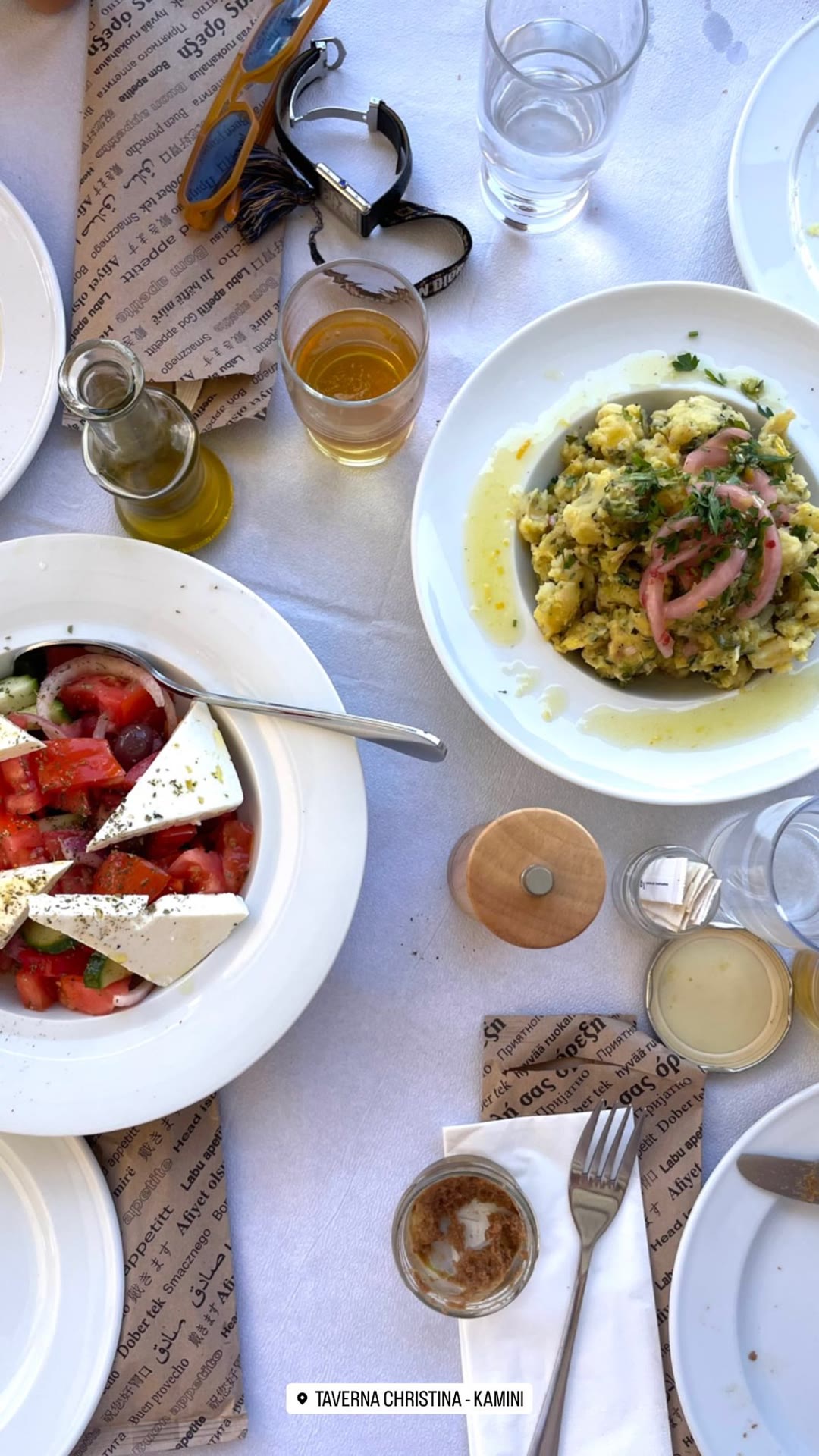 ארוחה בטברנה Taverna Christina בקמיני, הידרה