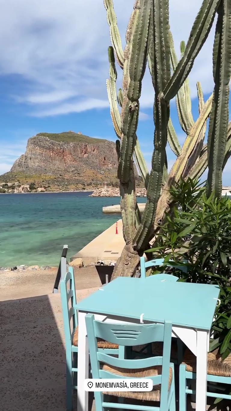 נוף לסלע של Monemvasia מטברנה על המים