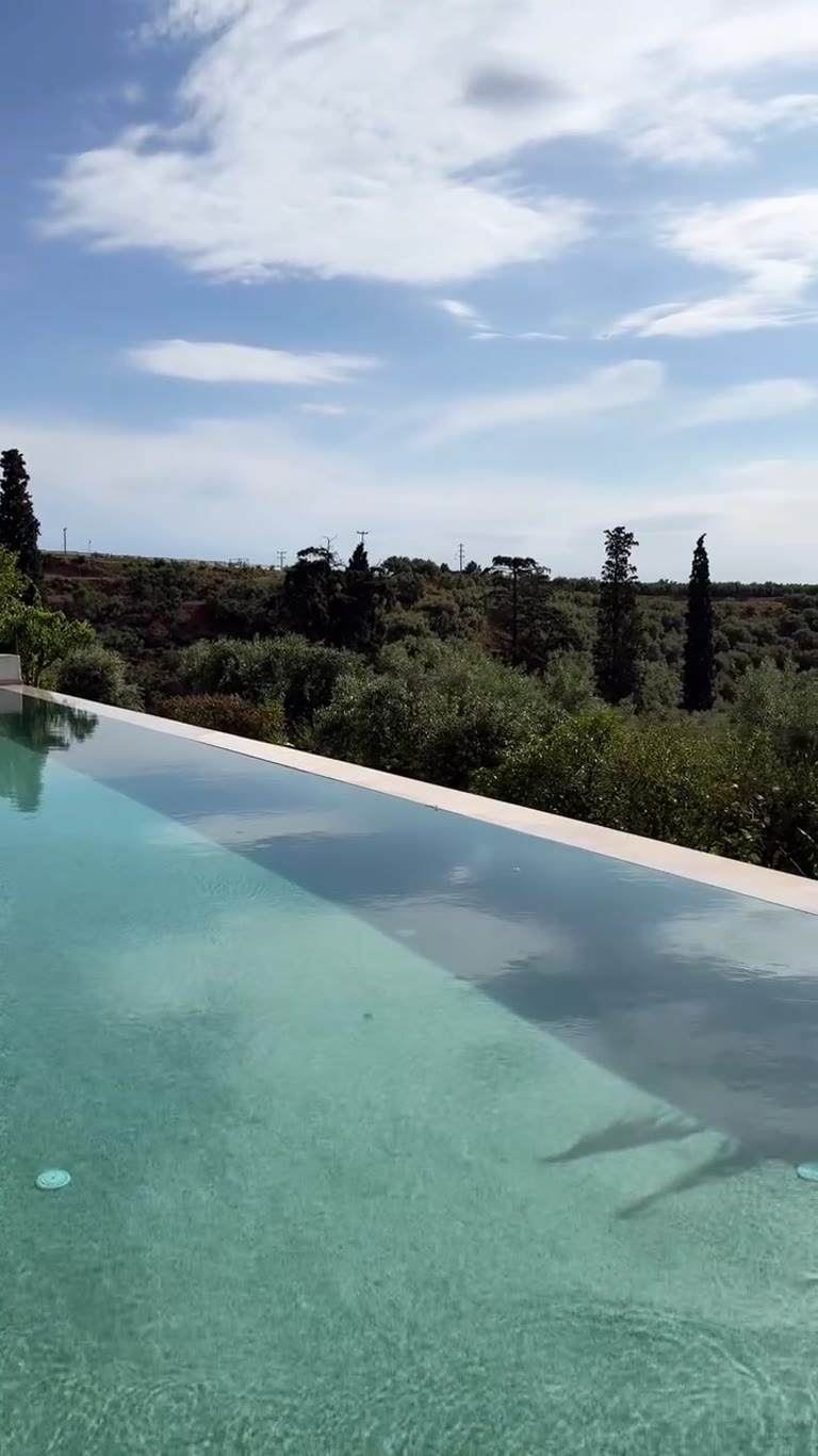 בריכת האינסוף של Kinsterna Hotel בפלופונס