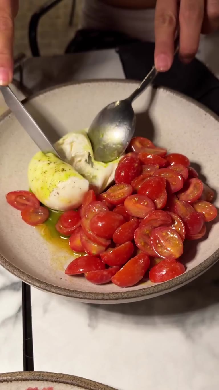 בוראטה עם עגבניות שרי ב-Ademan Gastrobar, זקינתוס