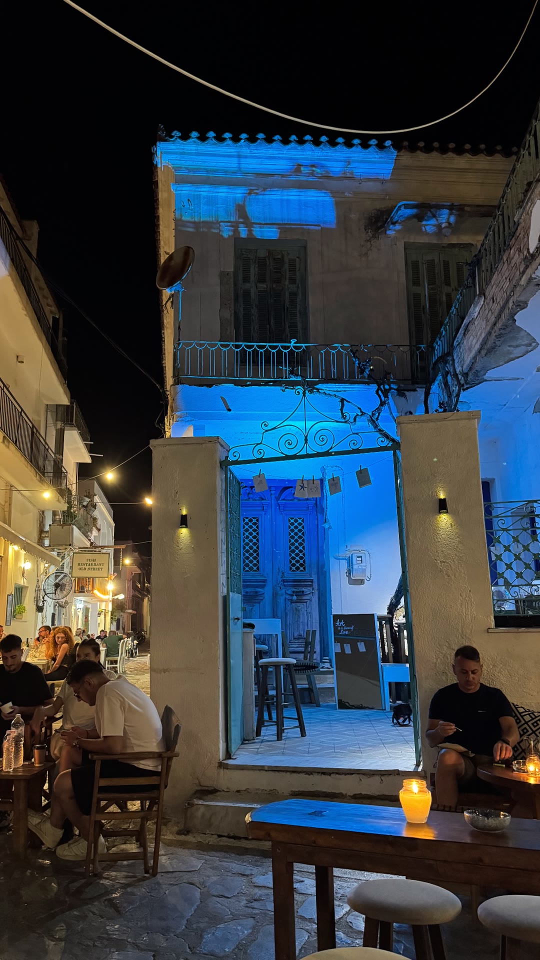 ערב בסמטאות העיר העתיקה של סקיאתוס