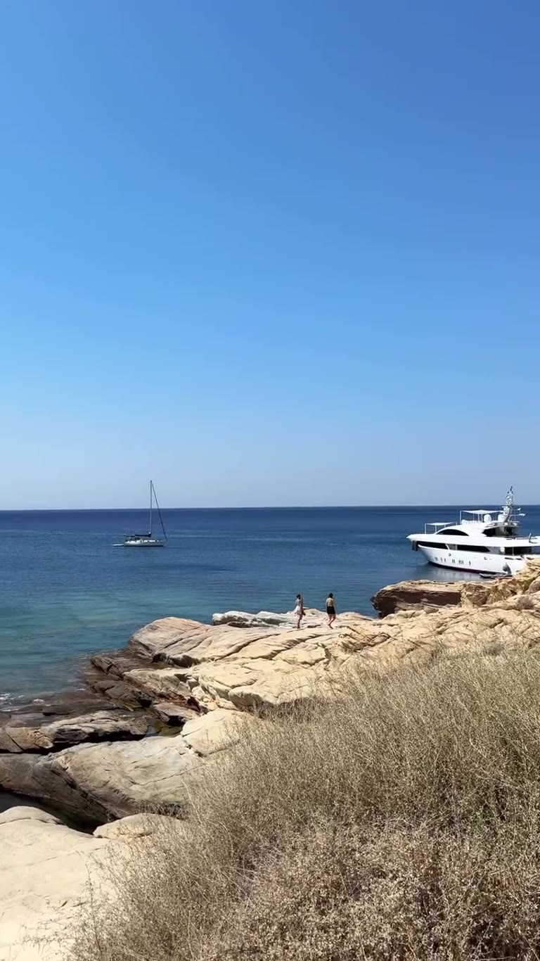 חוף סלעי ומים טורקיז באיוס