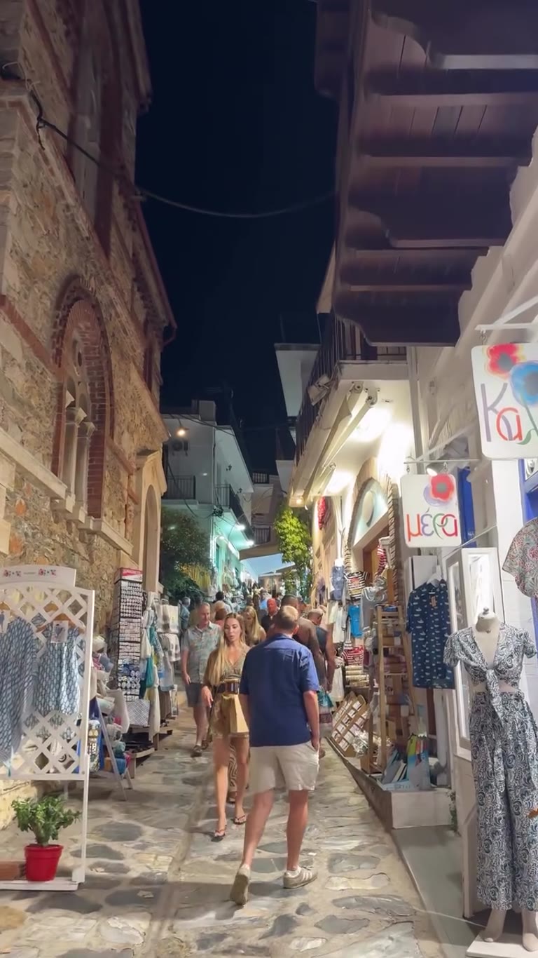 סמטאות החנויות של Skopelos בלילה