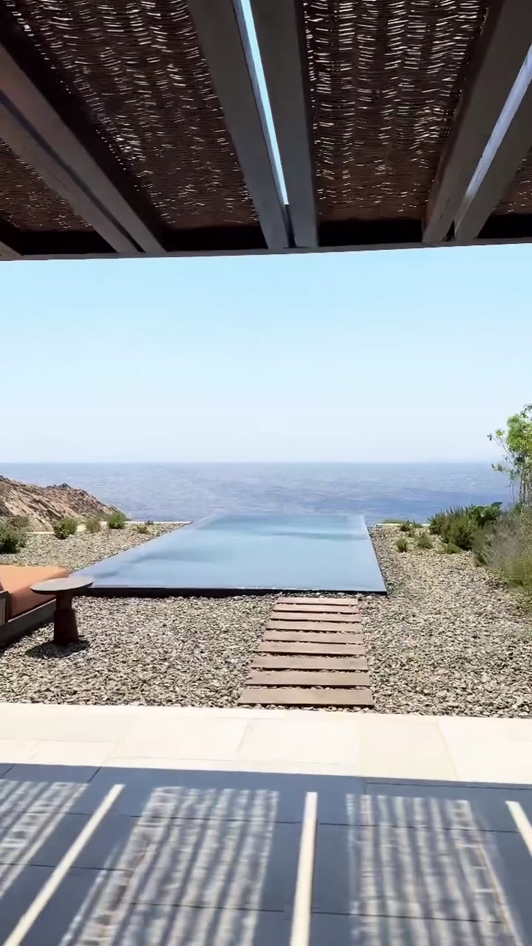 בריכת אינפיניטי מול הים ב-Odera Tinos