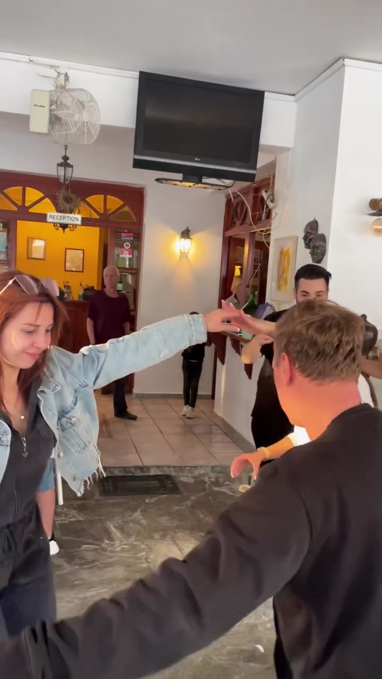 ריקודים יווניים בלובי מלון באגיסטרי