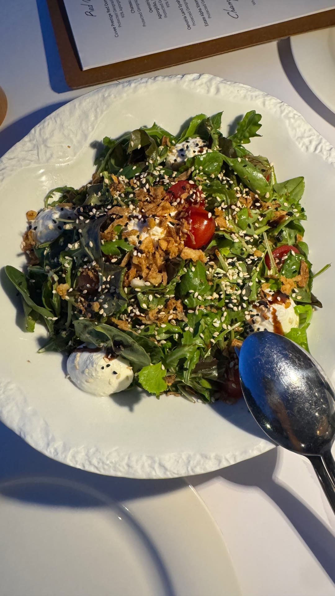 סלט במסעדת Korali Seafood בסקופלוס