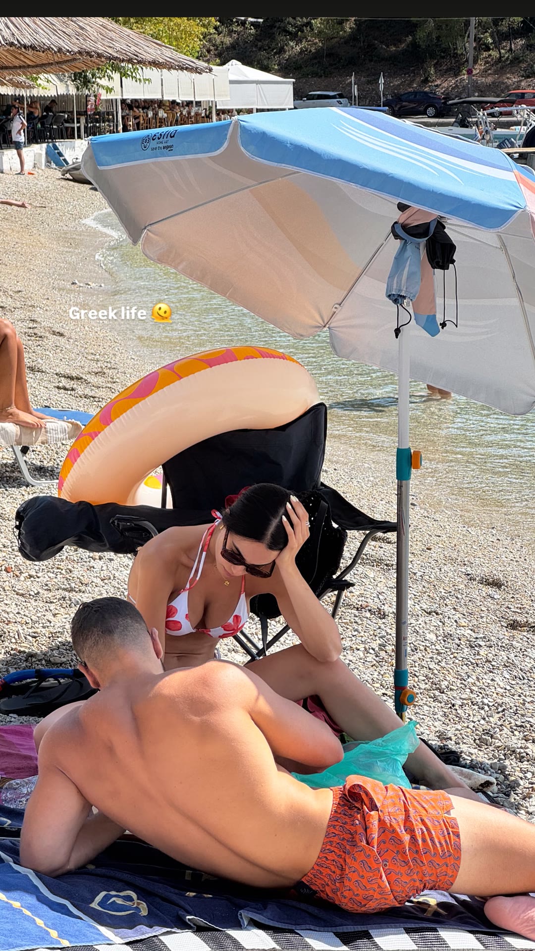 חיי יוון על חוף חלוקים בסקופלוס