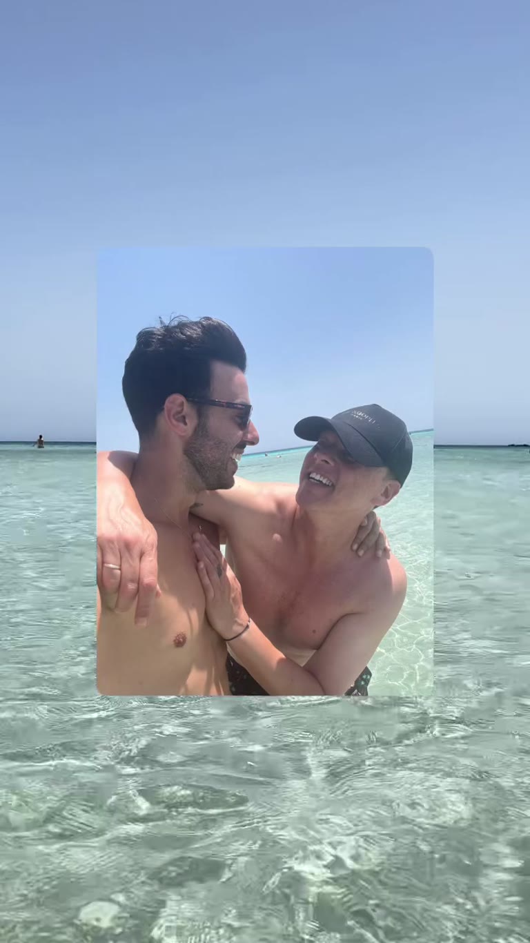 רגע כיפי במים הצלולים של Elafonisi