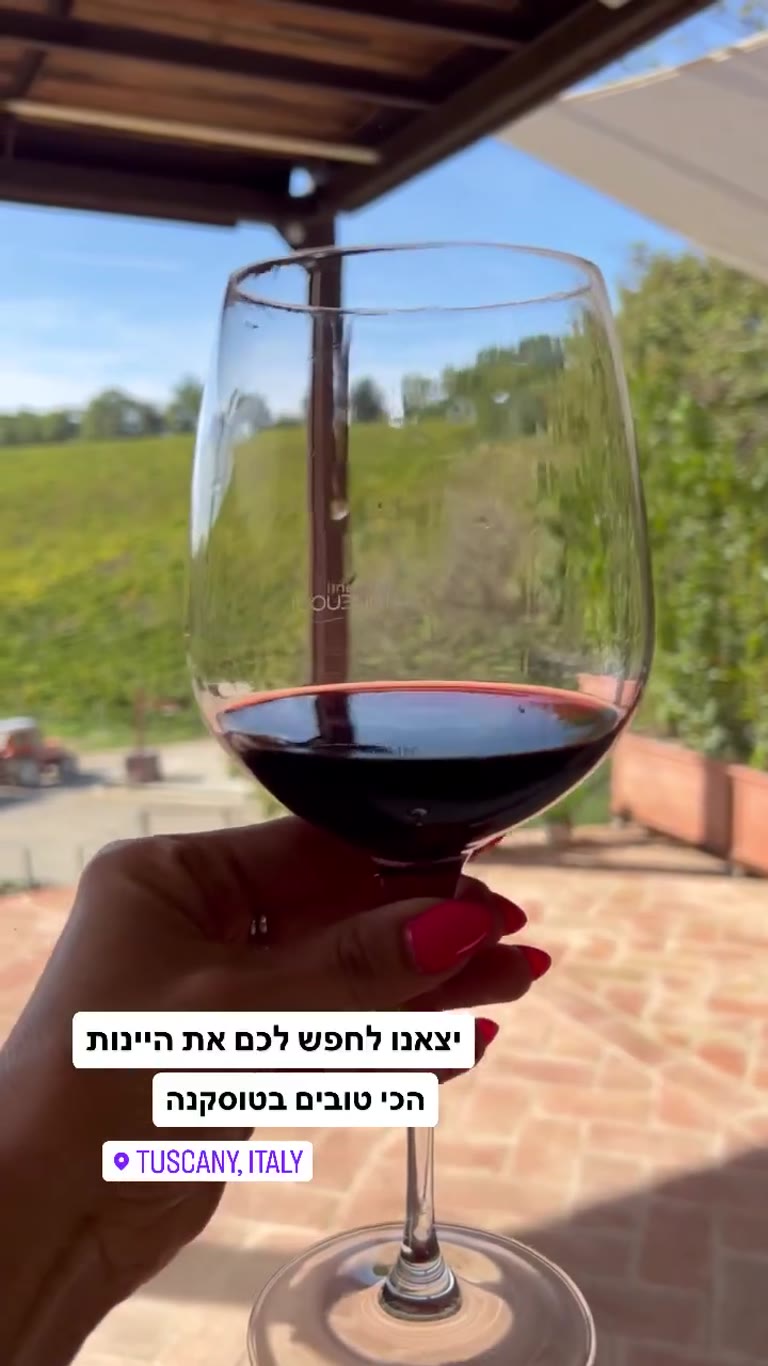 Wine tasting in Tuscany's vineyards