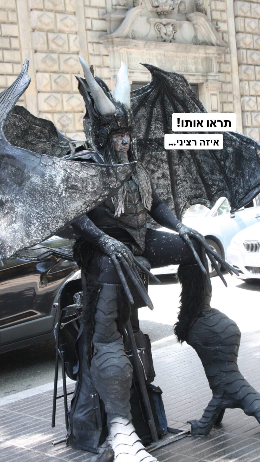 פרפורמר רחוב בתחפושת דרקון בברצלונה