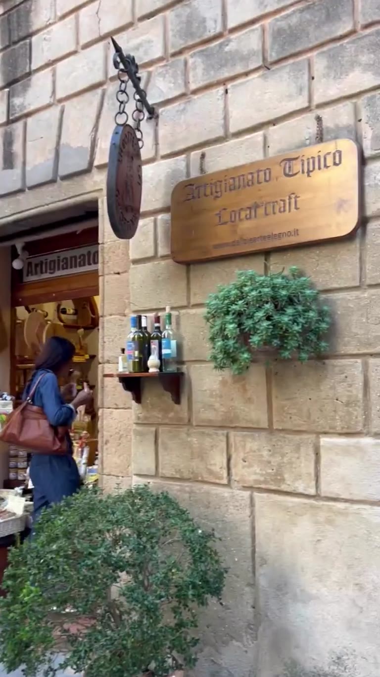 Walking Pienza: craft shops, gelato, Val d'Orcia views