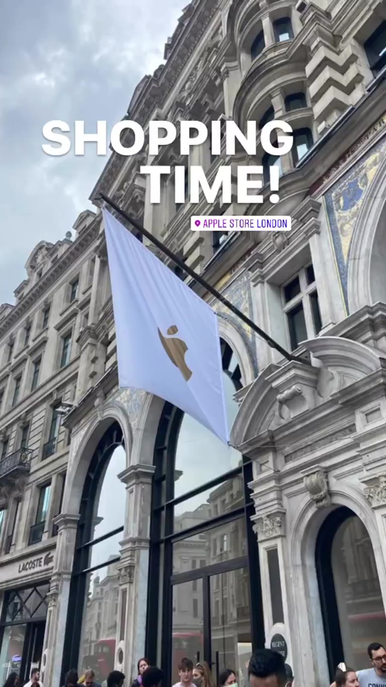 Shopping on Regent Street: Apple Store London