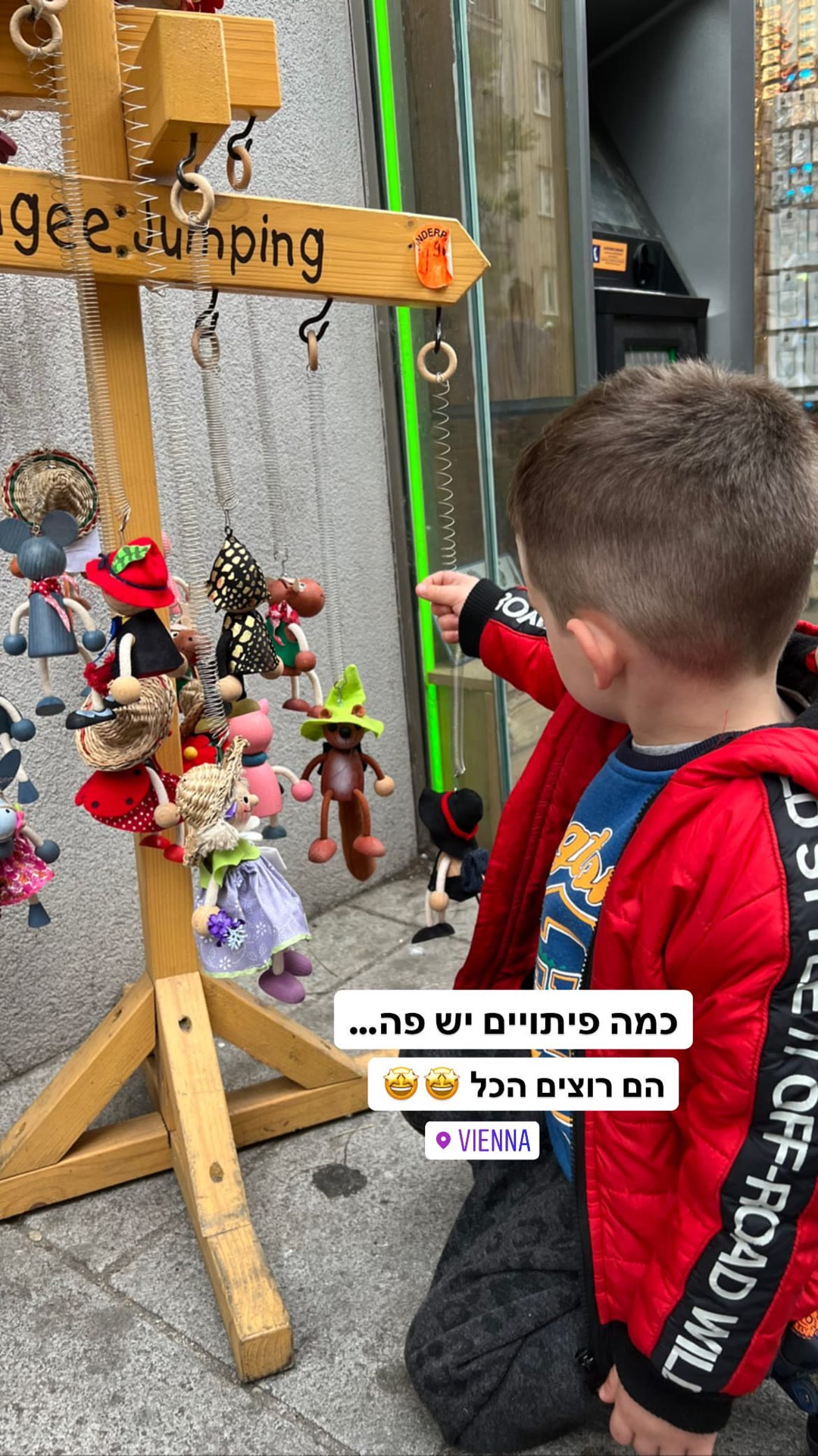 דוכן צעצועי עץ ברחוב בווינה