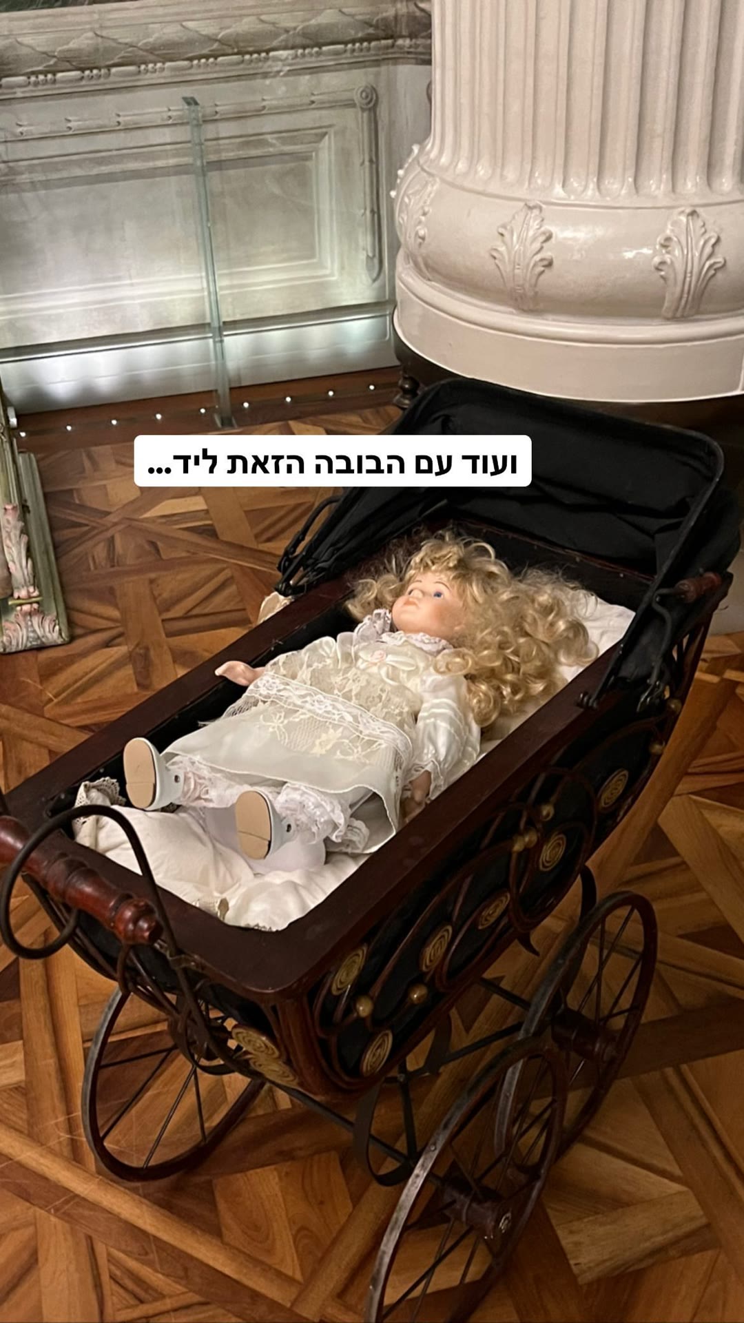 בובת חרסינה בעגלה עתיקה במוזיאון בווינה
