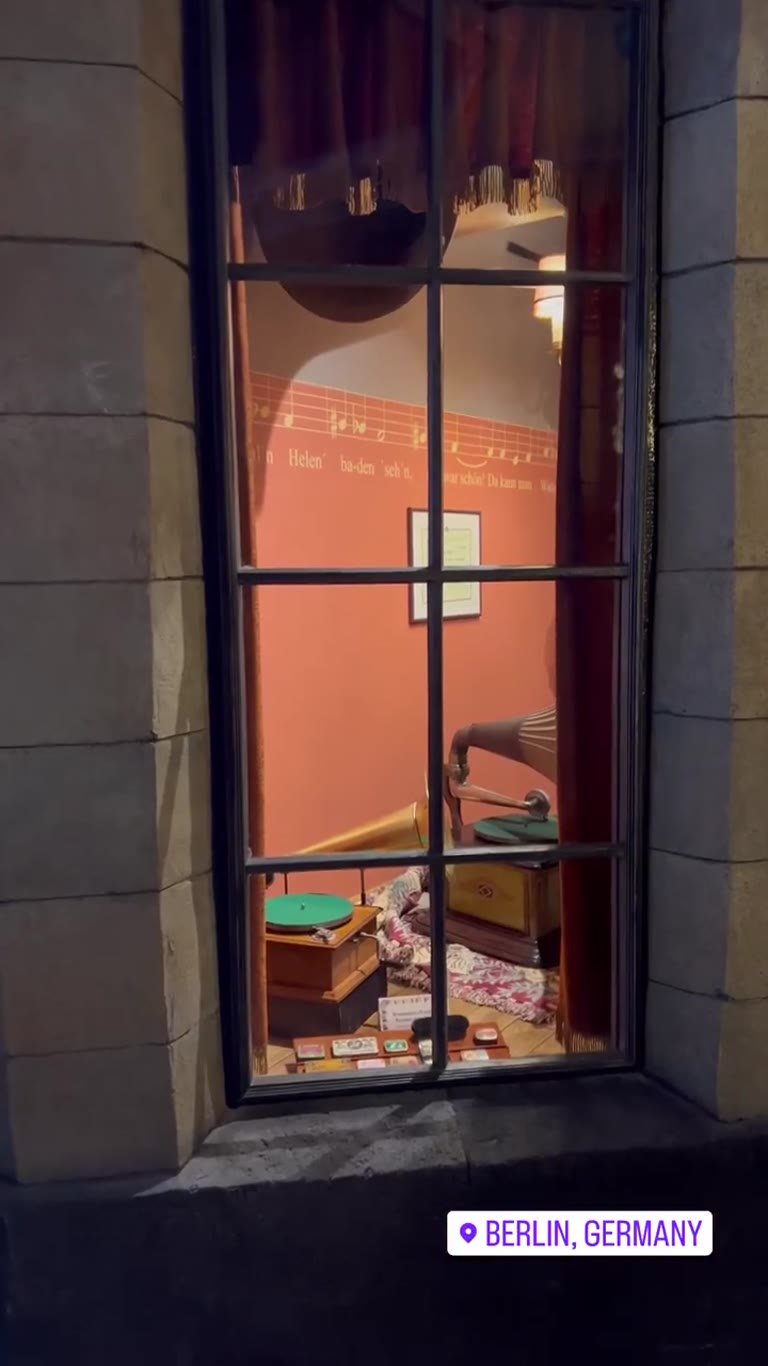 1920s Berlin street exhibit with kids