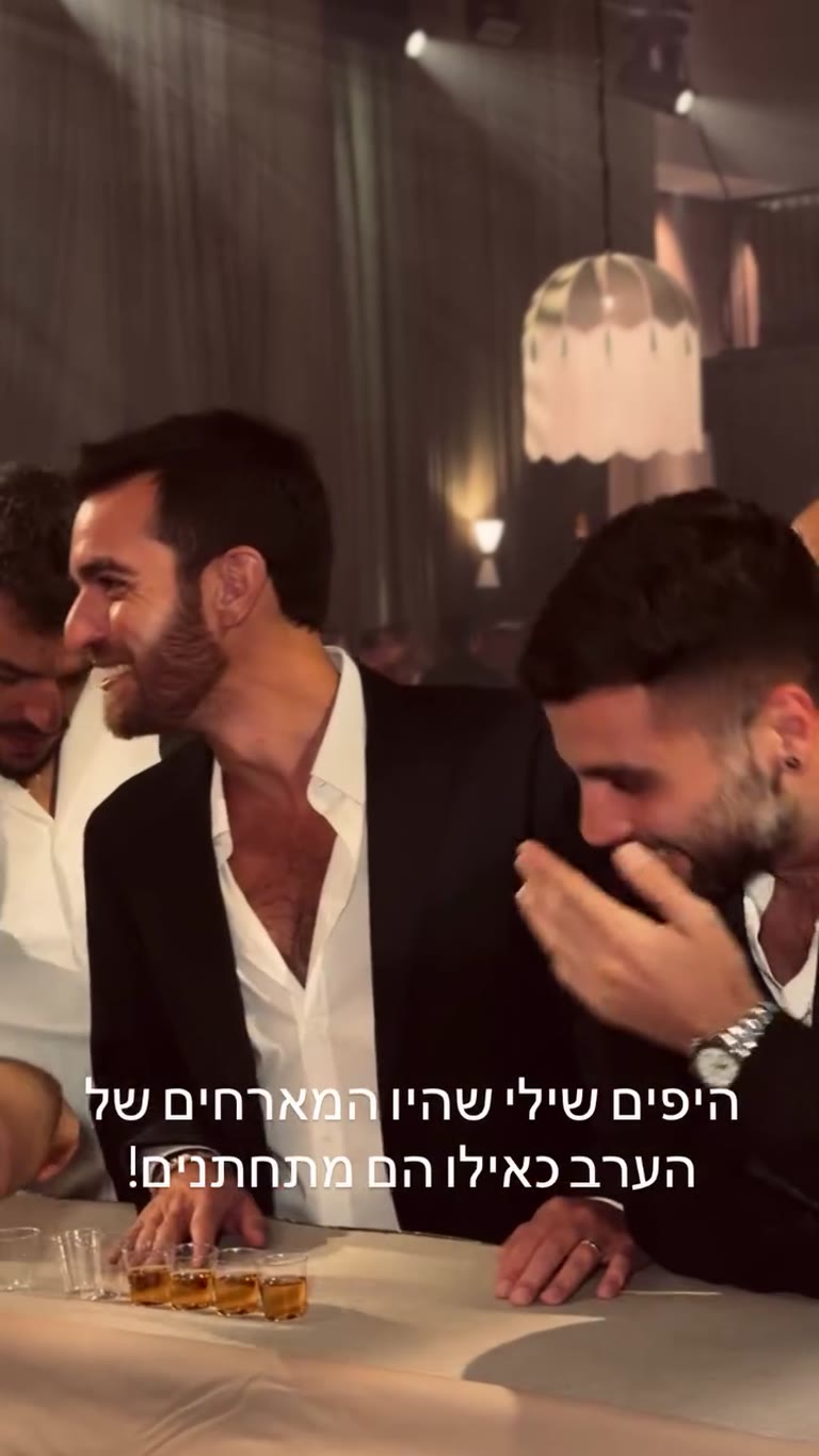 מארחי החתונה צוחקים עם שוטים