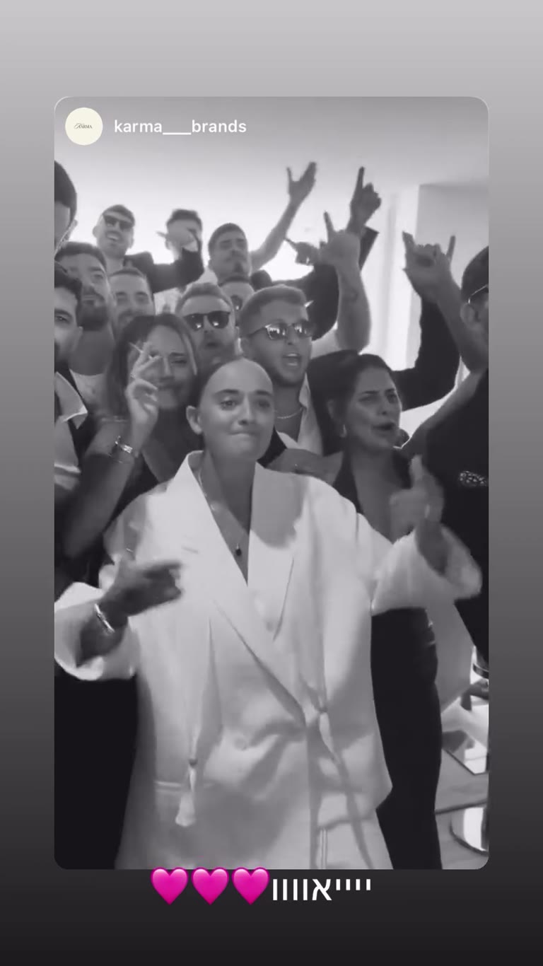 ריקודים בחתונה בחליפה לבנה – שיתוף של @karma___brands