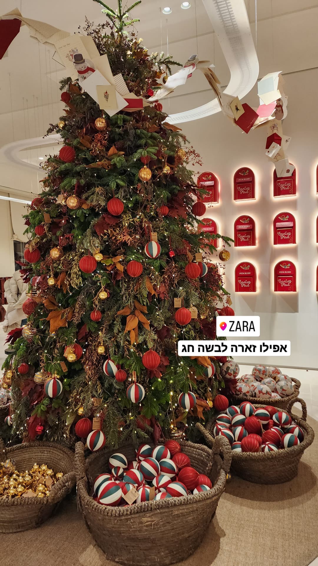 עיצוב חג המולד בחנות ZARA בגראן ויה, מדריד